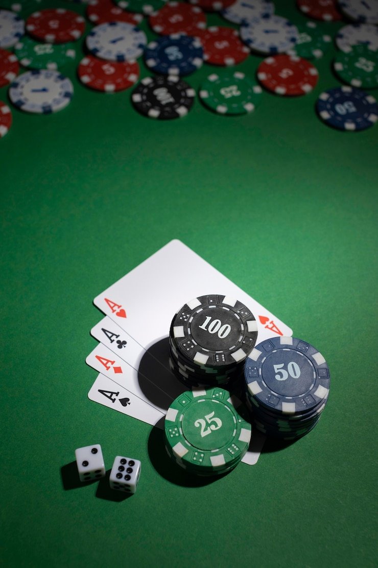 Dealer memperlihatkan kartu pembuka di studio live